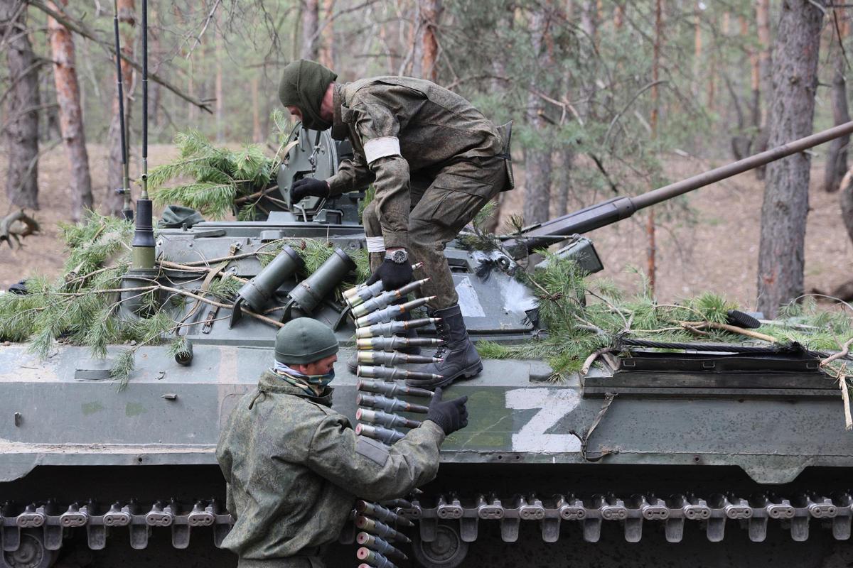 Где продвигаются войска. Т90м прорыв. Российские военные. Русские танкисты. Танки России.