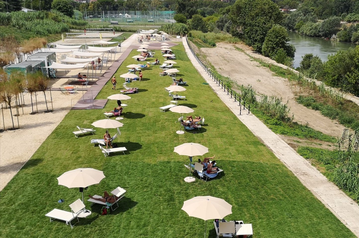 ‘Tiberis’ sul Tevere – Inaugurata la stagione estiva della spiaggia fluviale di Ponte Marconi, con lettini, campi da beach volley e punto ristoro