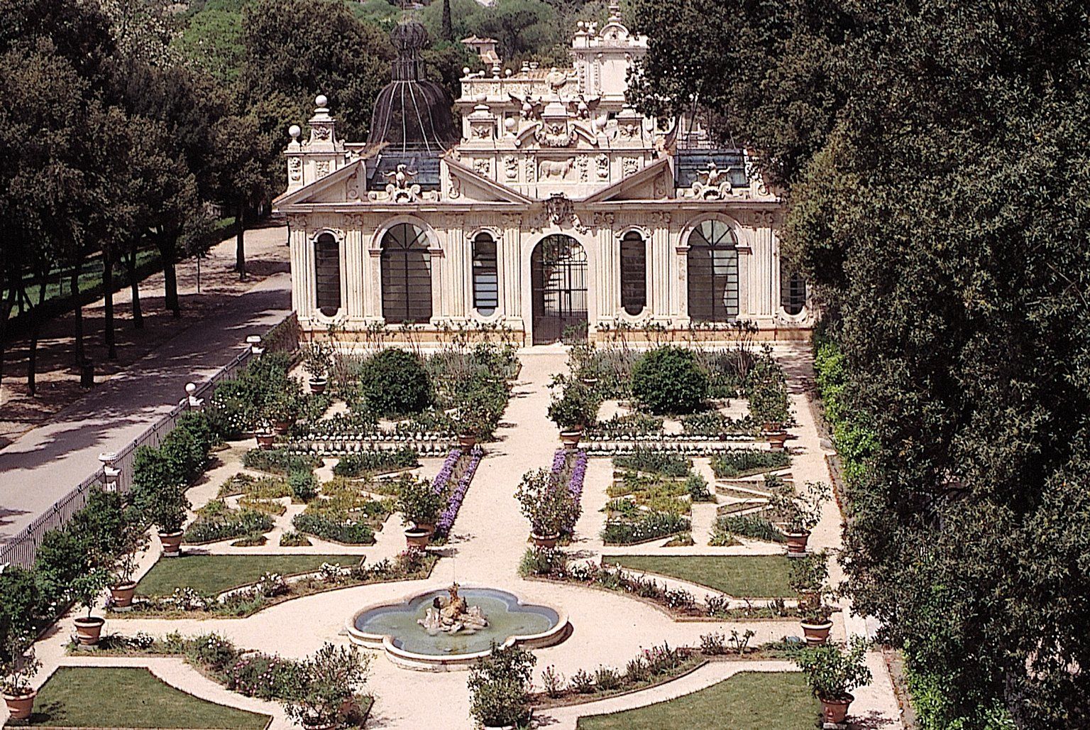 Villa Borghese – Concluso il restauro dell’Esedra dei Draghi e della Fontana del Giardino delle Erme, un’area monumentale del XVII secolo