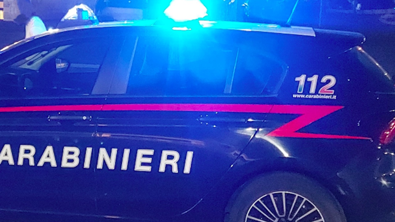 Monza, aggredisce 60enne con una mazza da baseball: minorenne fermato per tentato omicidio