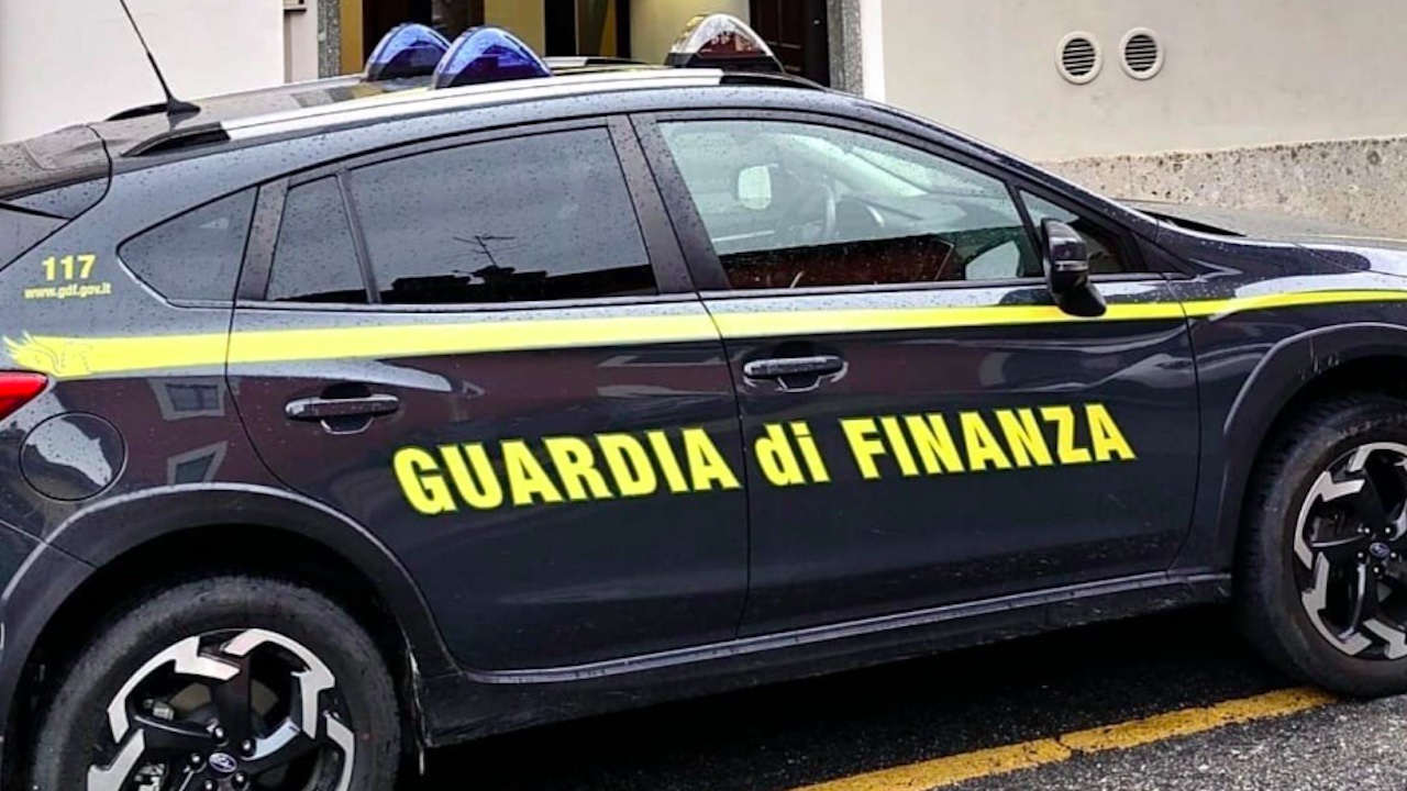 Giocattoli pericolosi e cibo scaduto in vendita: maxi sequestro a Latina